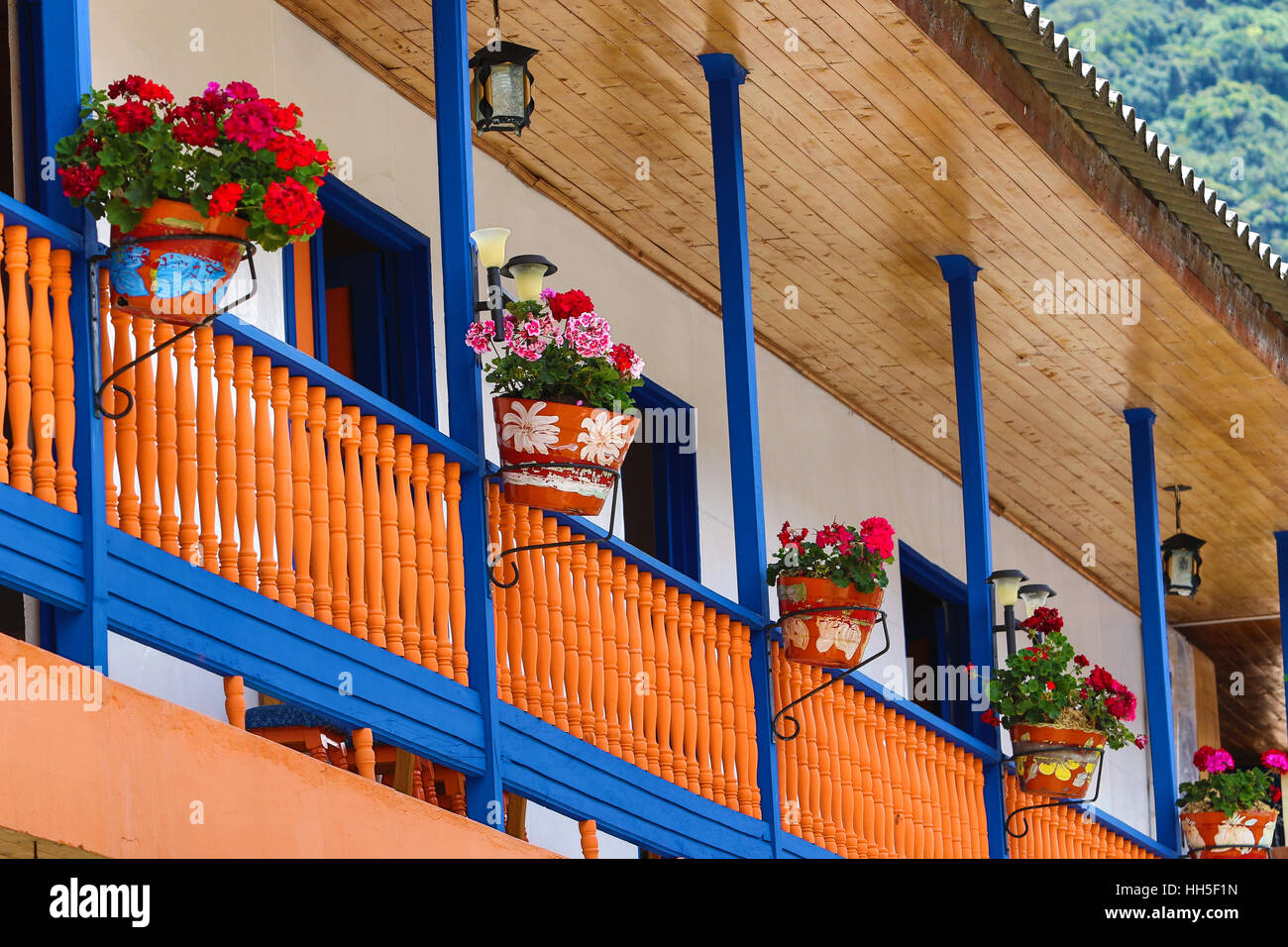 Peint en couleur d'un garde-corps balcon de style colonial en El Jardin Colombie Banque D'Images