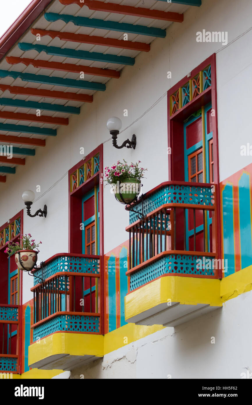 Toit coloré et d'un balcon avec des fleurs en pot El Jardin Colombie Banque D'Images
