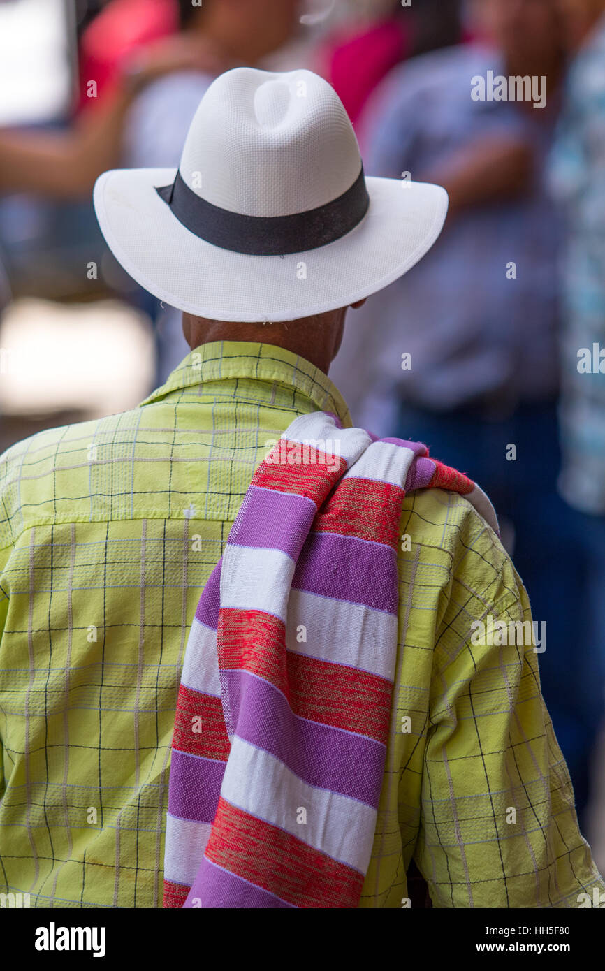 Un homme portant un chapeau de paille traditionnel et coloré colombien  poncho Photo Stock - Alamy