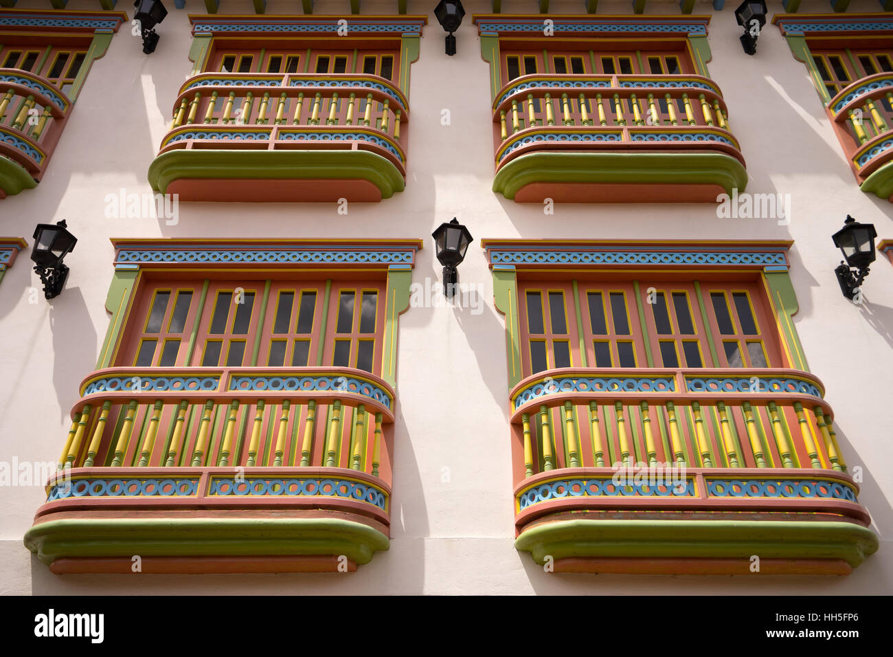 Balcons colorés d'une maison coloniale Colombie Guatape Banque D'Images