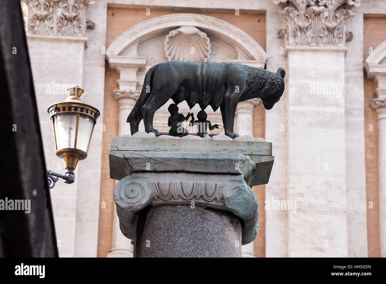 Détail de la colonne avec Wolf Capitolin sculpture, Rome, Italie, Europe Banque D'Images