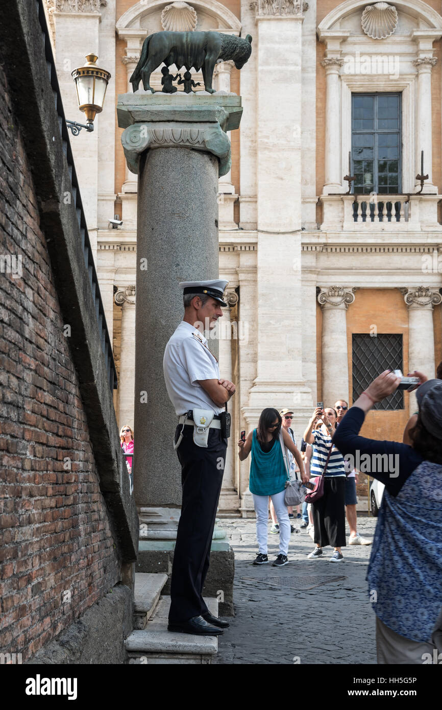 La Garde côtière canadienne en regardant les touristes autour de la colonne avec Wolf Capitolin sculpture, Rome, Italie, Europe Banque D'Images