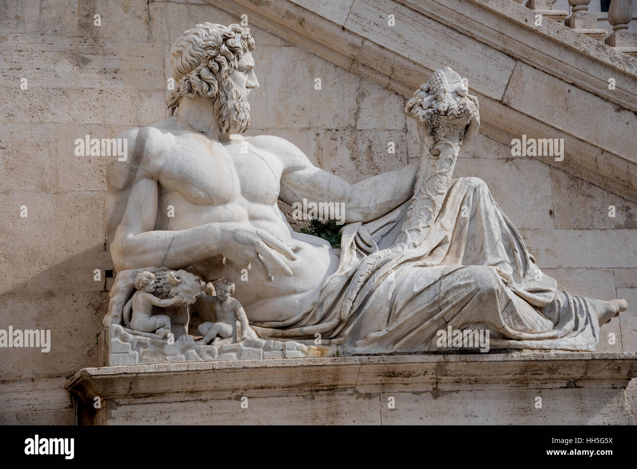 Sculpture du Tibre dans le Capitolium plané par Michel-Ange, Rome, Italie, Europe Banque D'Images