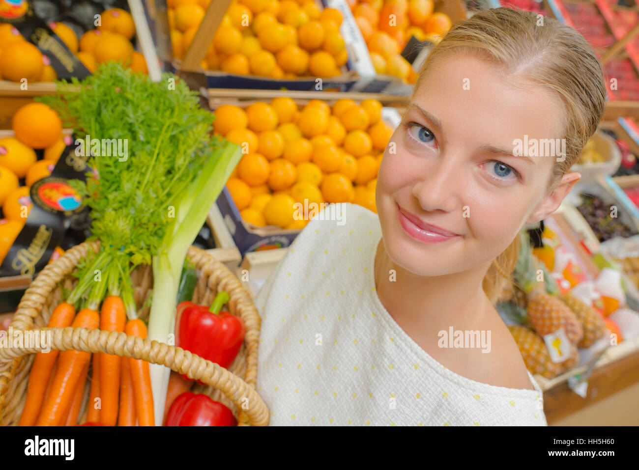 Woman buying vegetables Banque D'Images