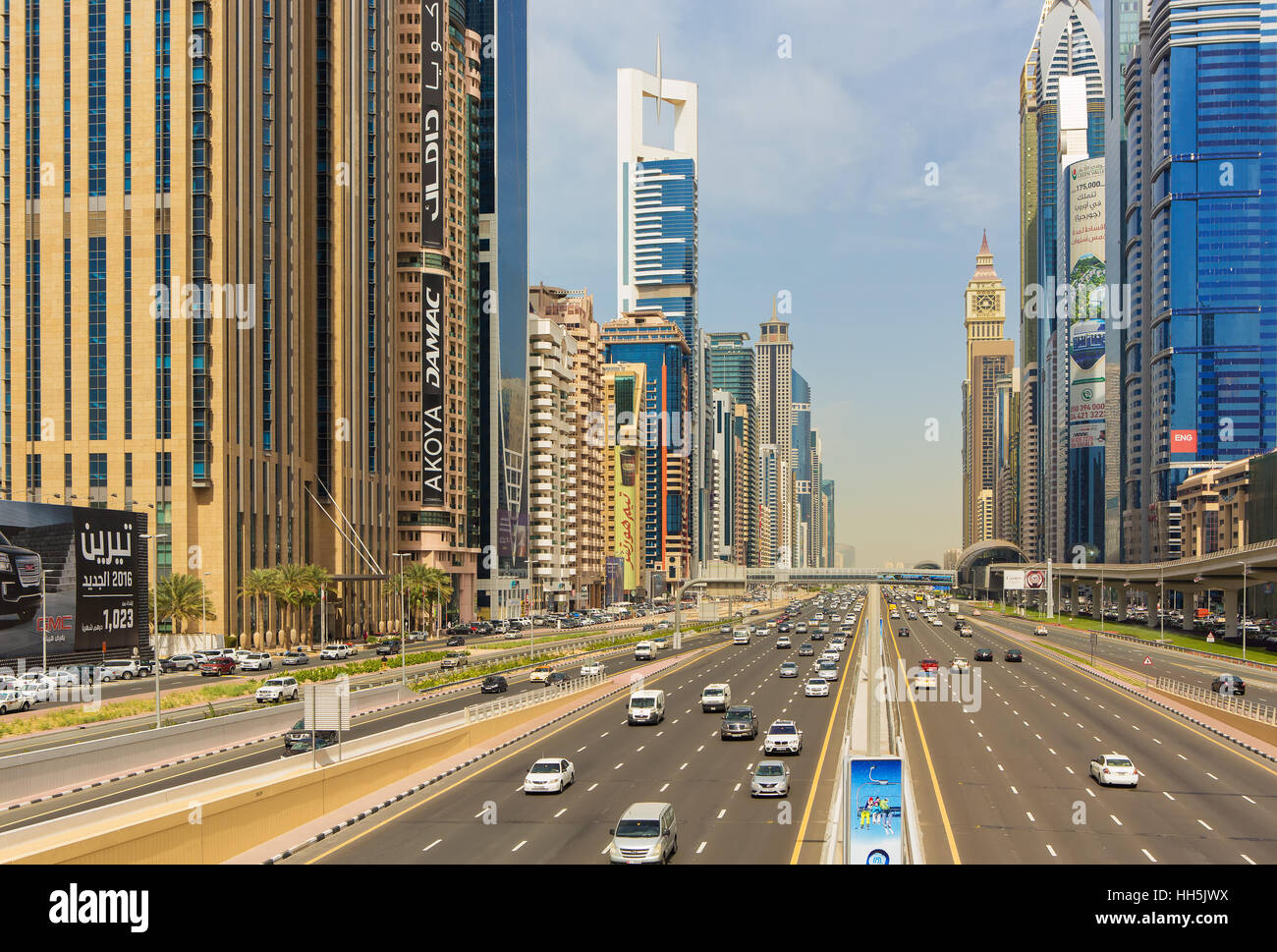 Le centre financier de Dubaï, Emirats arabes unis et le 28 février 2016 : les gratte-ciel modernes autour de la Sheikh Zayed Road dans le luxe de la ville de Dubaï, Emirats Arabes Unis Banque D'Images