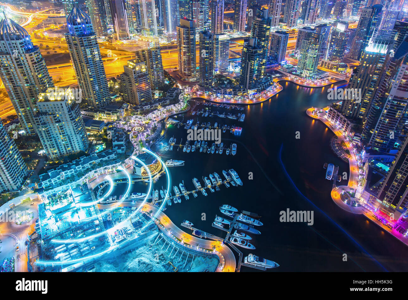 Dubaï, Émirats arabes unis - février 29, 2016 : Avis sur nuit de luxe en surbrillance de la Marina de Dubaï gratte-ciel,Bay et de la promenade à Dubaï Banque D'Images