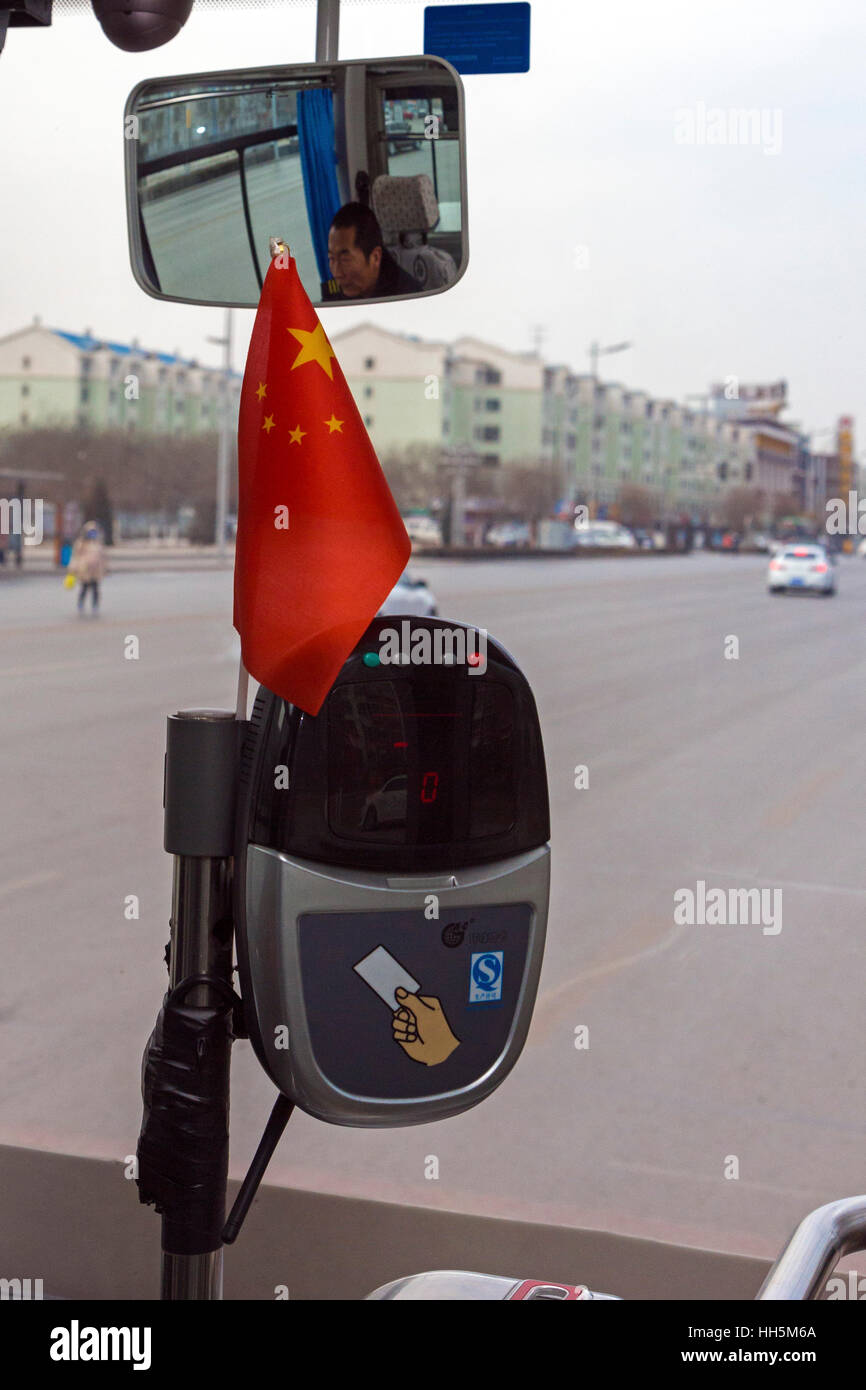 Lecteur automatique de tarifs pour carte à puce et vue depuis la fenêtre du bus, Yinchuan, province de Ningxia, Chine Banque D'Images