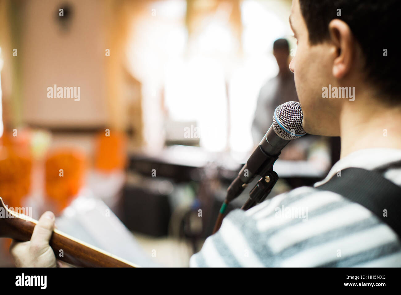 Le président ou chanteur à Conférence d'affaires et présentation. Public à la salle de conférence. Banque D'Images