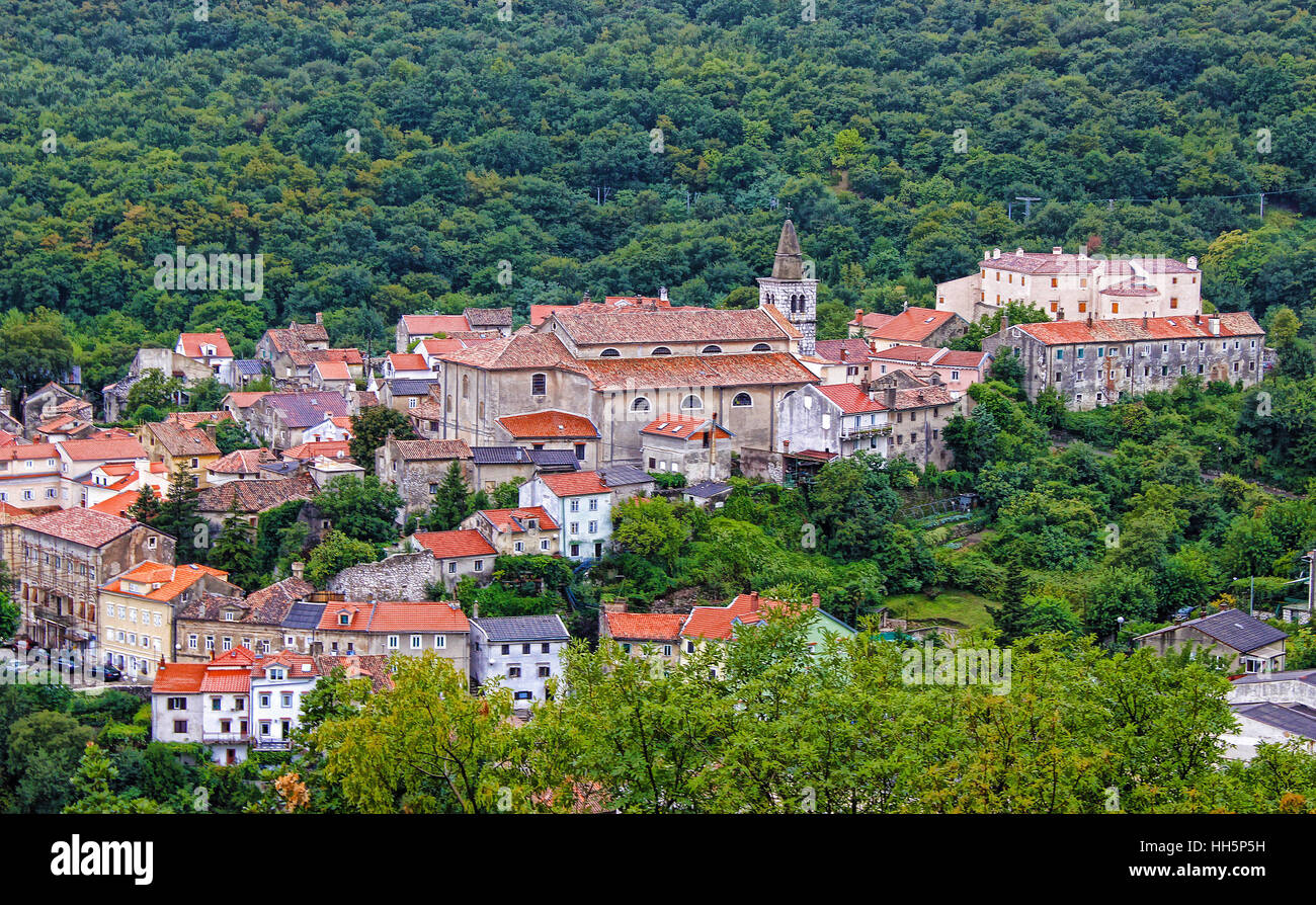 Ville historique de Bakar en vert forêt, Kvarner, Croatie Banque D'Images