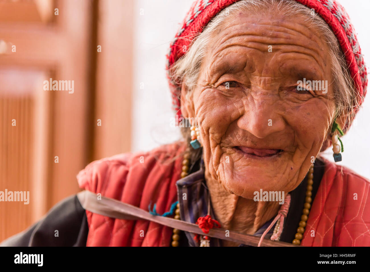 Portrait d'une vieille femme tibétaine Banque D'Images