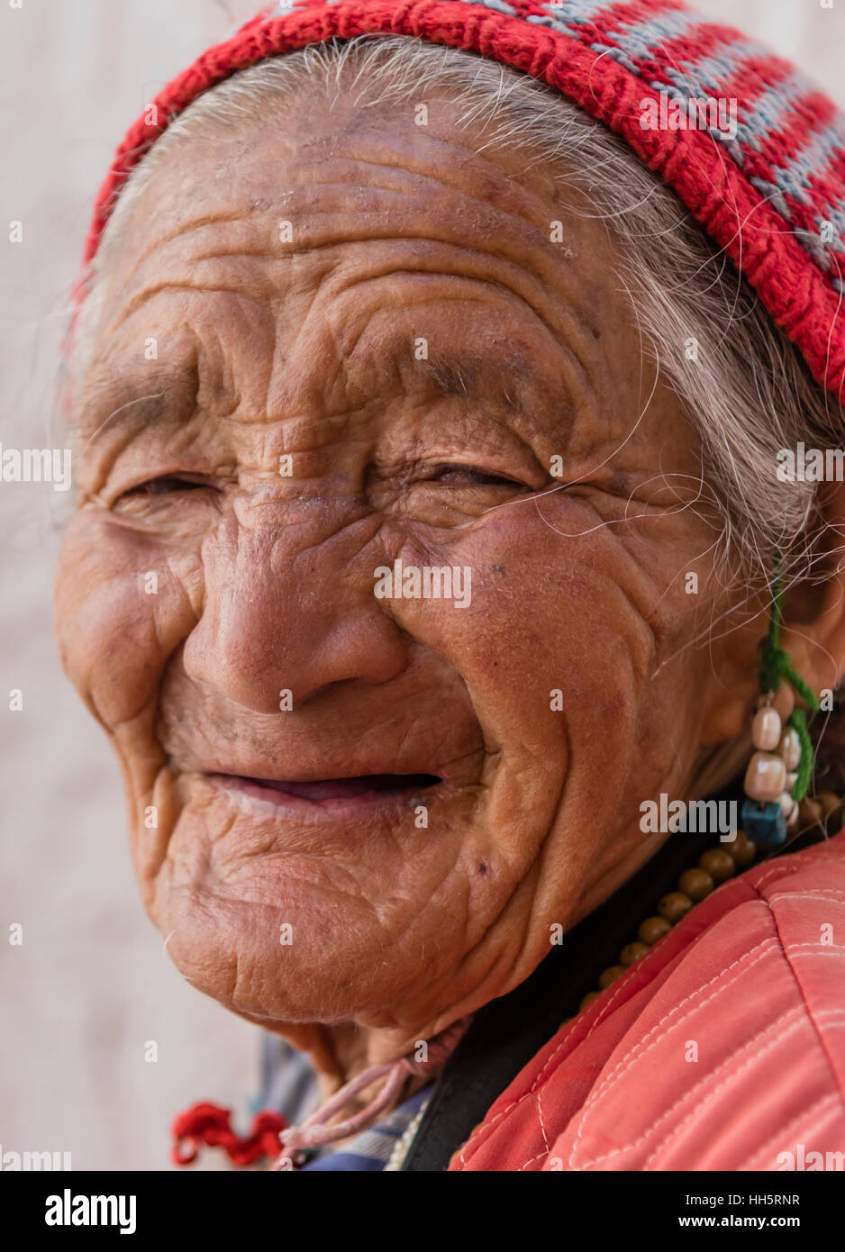 Portrait d'une vieille femme tibétaine Banque D'Images