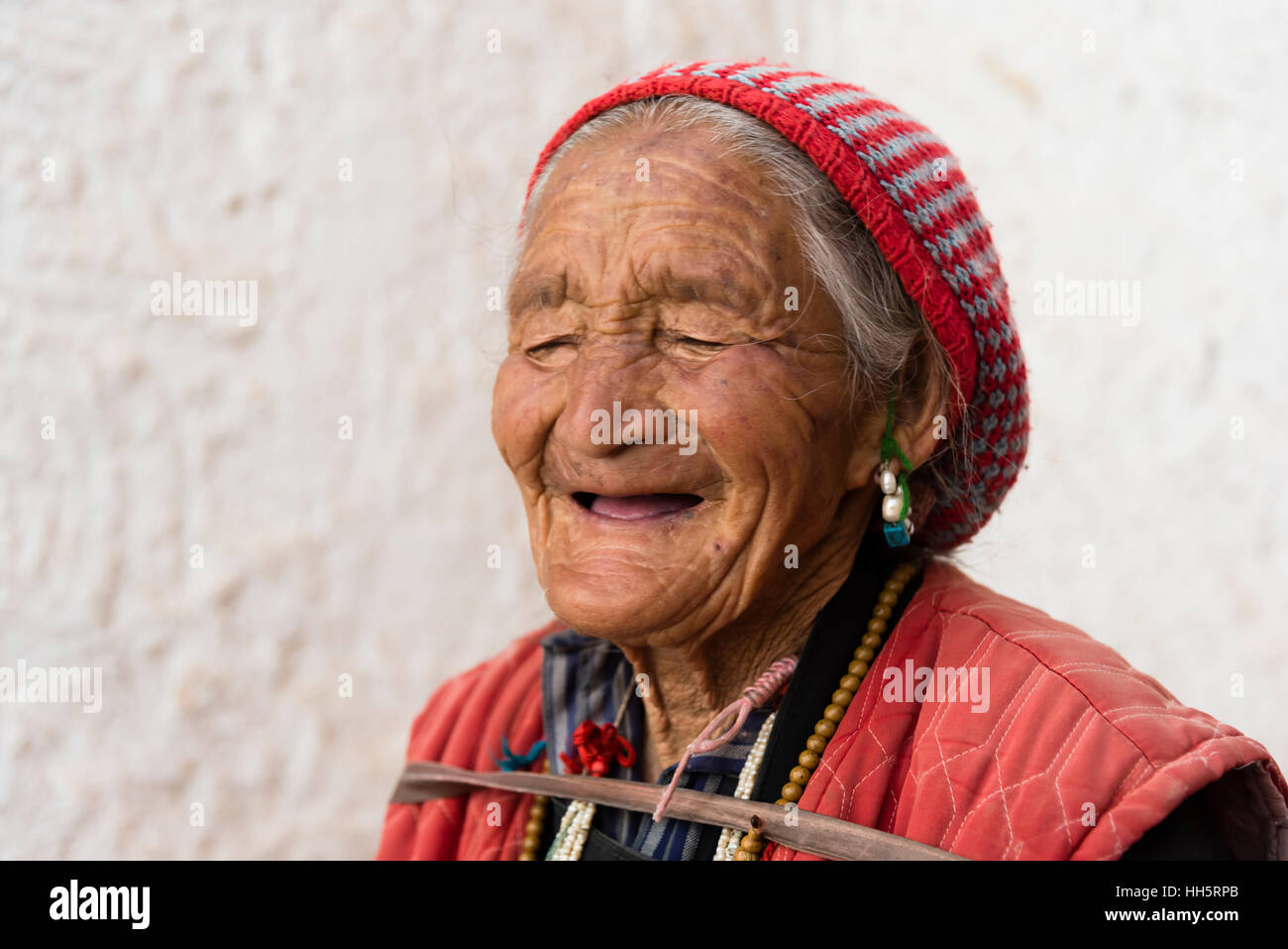 Portrait d'une vieille femme tibétaine Banque D'Images
