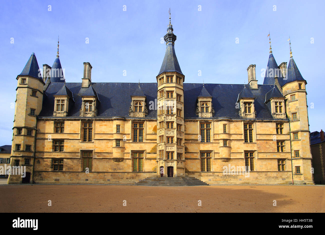 Le Palais Ducal à Nevers, Nièvre, France. Construite au xve et xvie siècles, l'édifice féodal dans le centre de la France. Banque D'Images