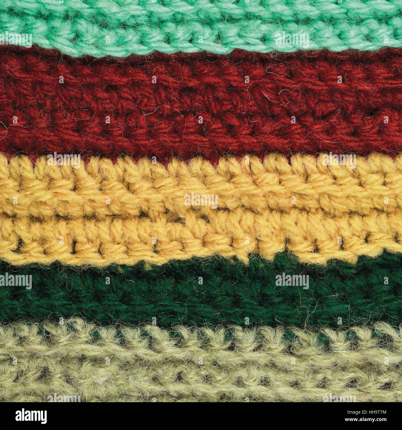 Vêtement en tricot de laine fine rayures colorées background texture naturelle, jaune, beige, bordeaux, bleu, vert, grand gros plan macro écharpe texturée détaillées Banque D'Images