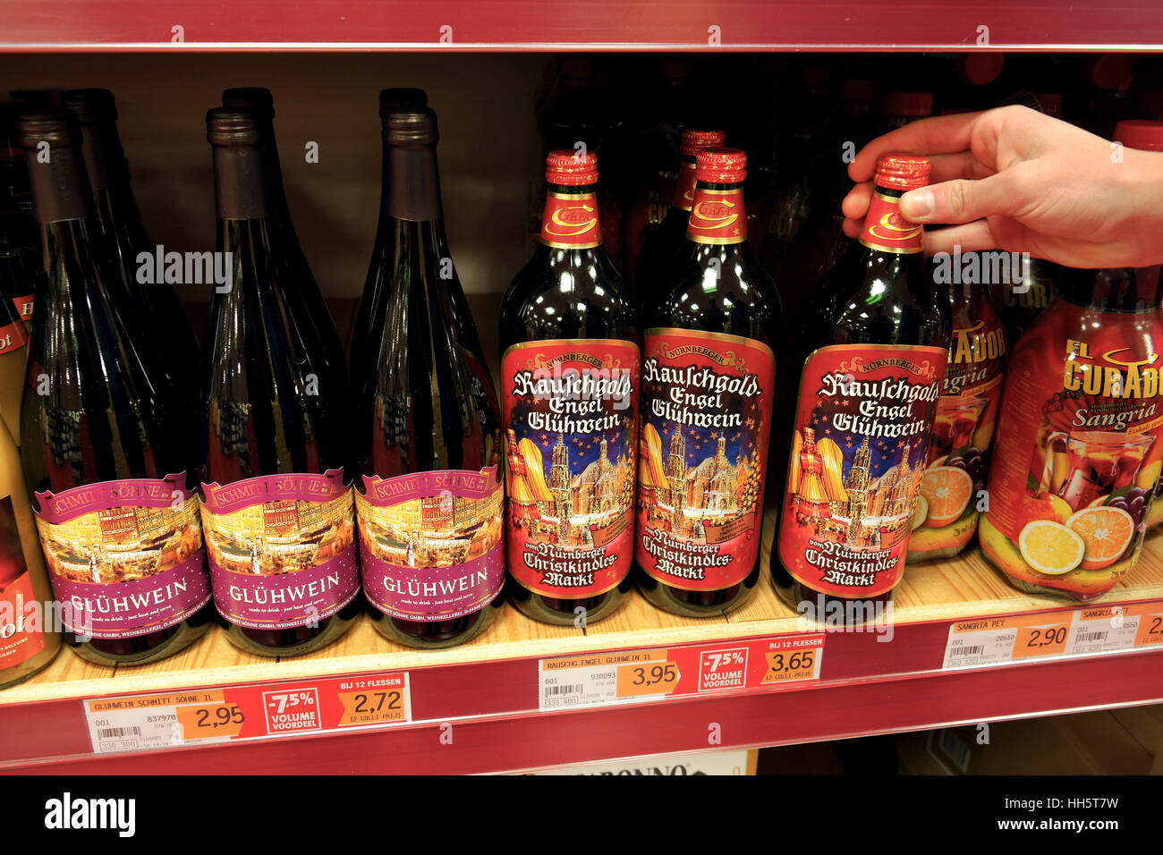 Vin chaud est une boisson d'origine européenne habituellement composée d'un vin rouge avec diverses épices réfléchit. Banque D'Images