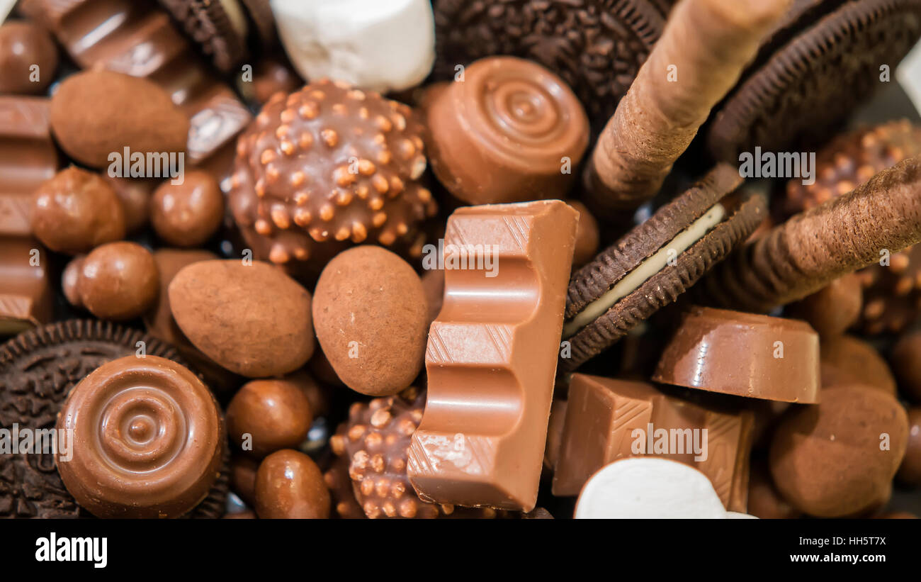 Chocolat, bonbons, et les cookies sur la table Banque D'Images