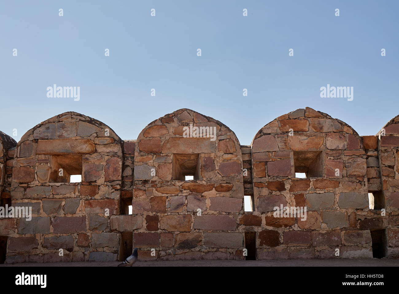 Mur de défense de Jaigarh Fort sur le haut de la colline d'aigles près de Jaipur, Rajasthan, Inde. Le fort a été construit par Jai Singh II Banque D'Images