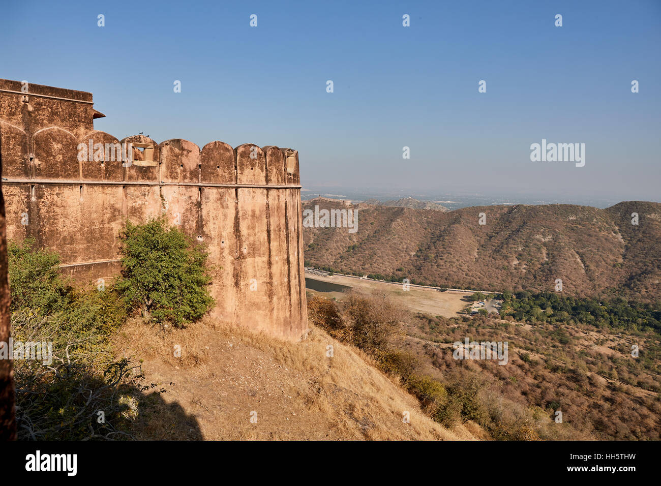 Mur de défense de Jaigarh Fort sur le haut de la colline d'aigles près de Jaipur, Rajasthan, Inde. Le fort a été construit par Jai Singh II Banque D'Images