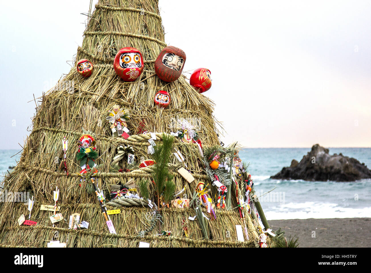 Chaque année à la mi janvier, un festival a lieu à Oiso Plage appelé Sagicho et a été observé depuis plus de 400 ans Banque D'Images