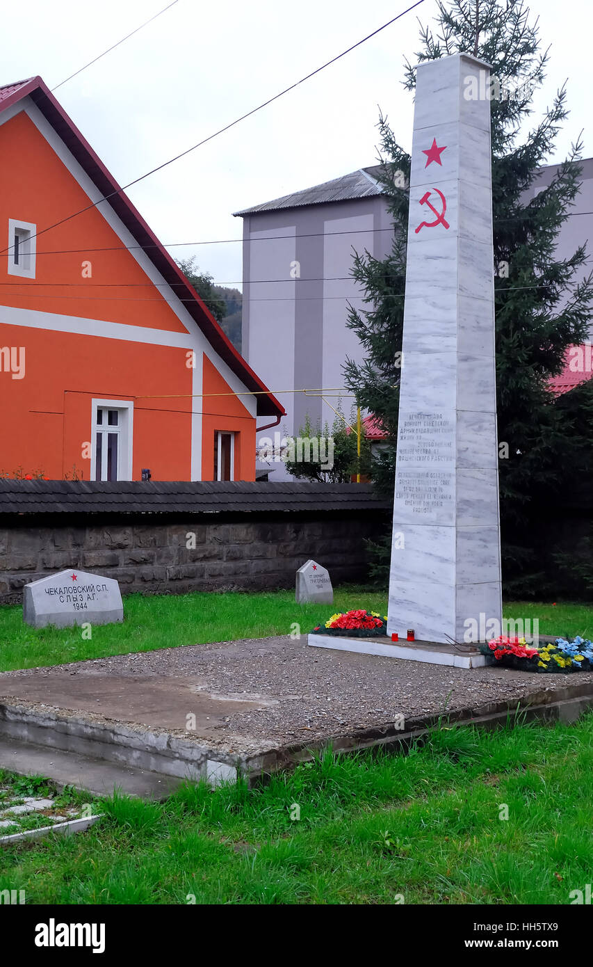 La ville de Gura Humorului, Roumanie, la Bucovine. L'Armée rouge WWII Memorial. Tombes de soldats soviétiques. Banque D'Images