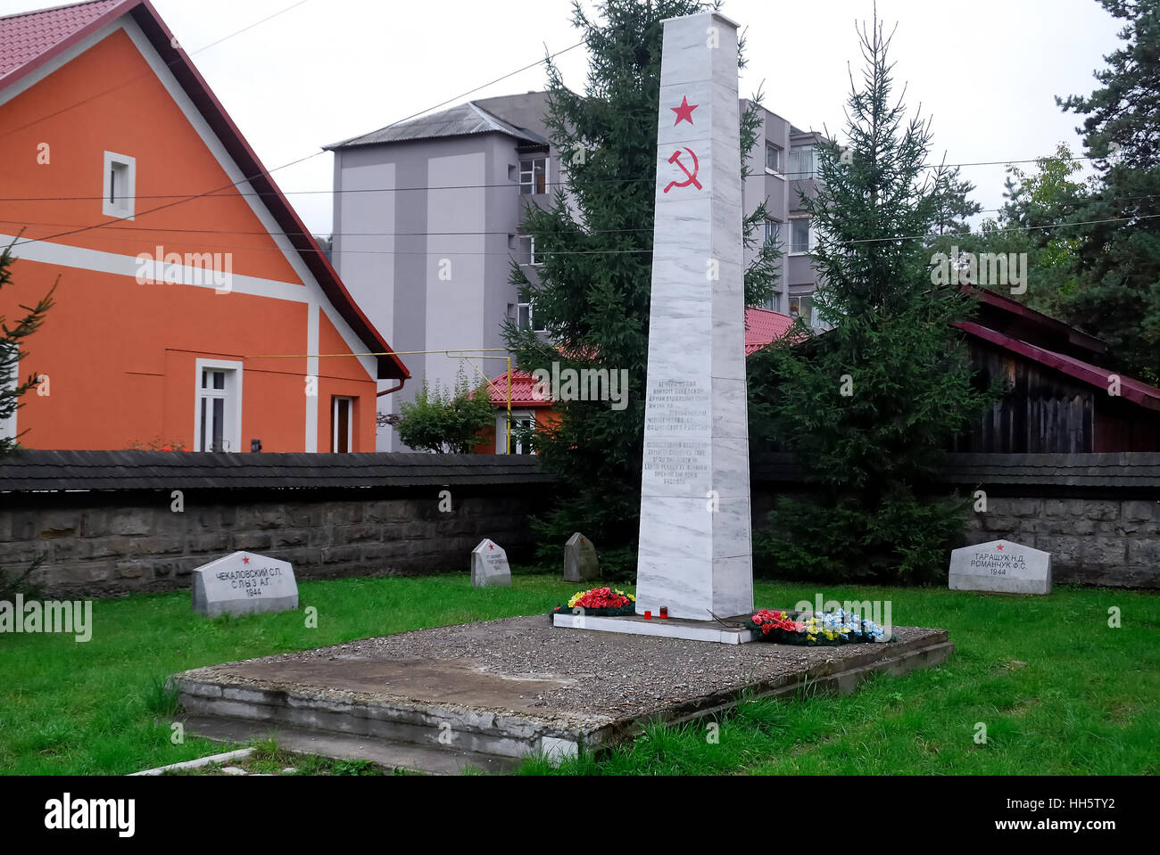 La ville de Gura Humorului, Roumanie, la Bucovine. L'Armée rouge WWII Memorial. Tombes de soldats soviétiques. Banque D'Images