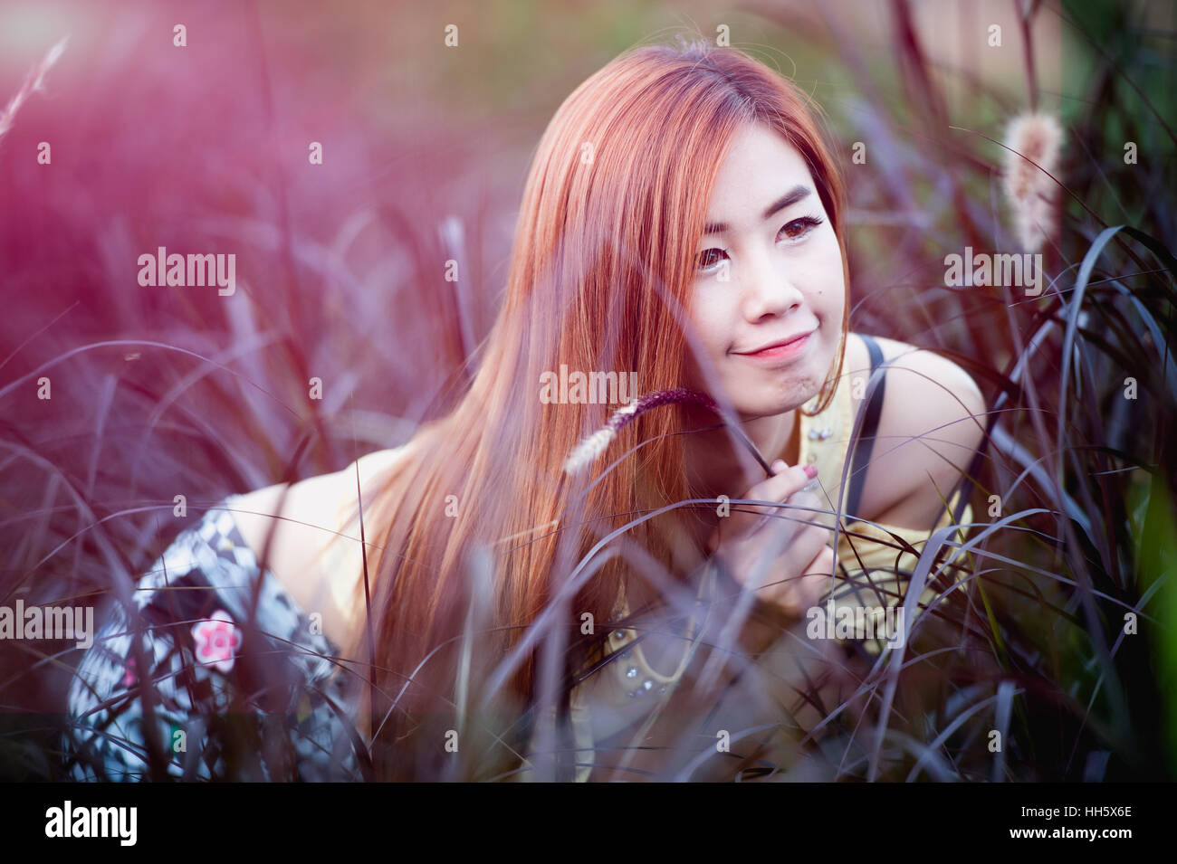 Portrait Thai belle fille s'asseoir sur l'herbe Banque D'Images