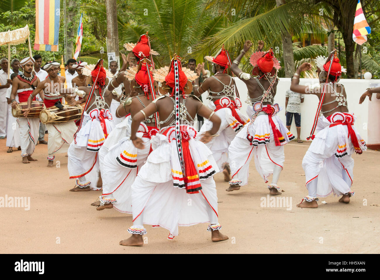 Des danseurs traditionnels de l''il Pleine lune festival Poya, Weligama, au Sri Lanka Banque D'Images