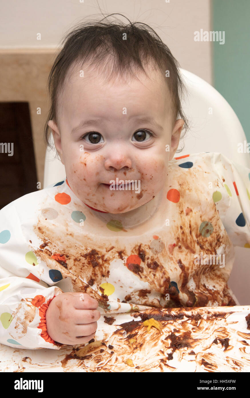 Alimentation bébé chocolat malpropre cake at Birthday party Banque D'Images