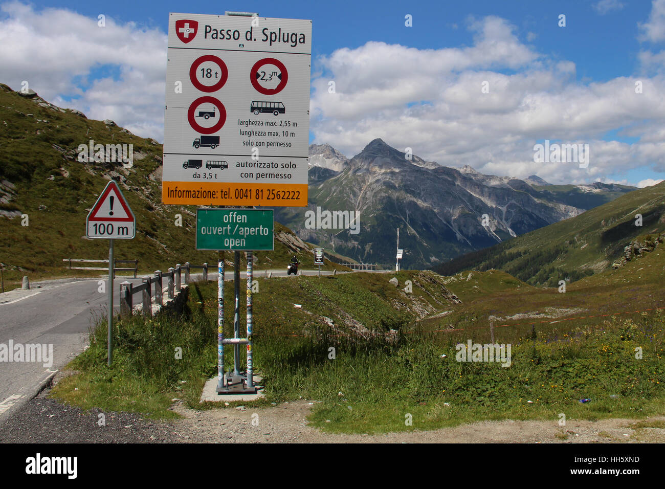 La signalisation routière sur le dessus de l'Splügen. Frontière entre l'Italie et la Suisse Banque D'Images