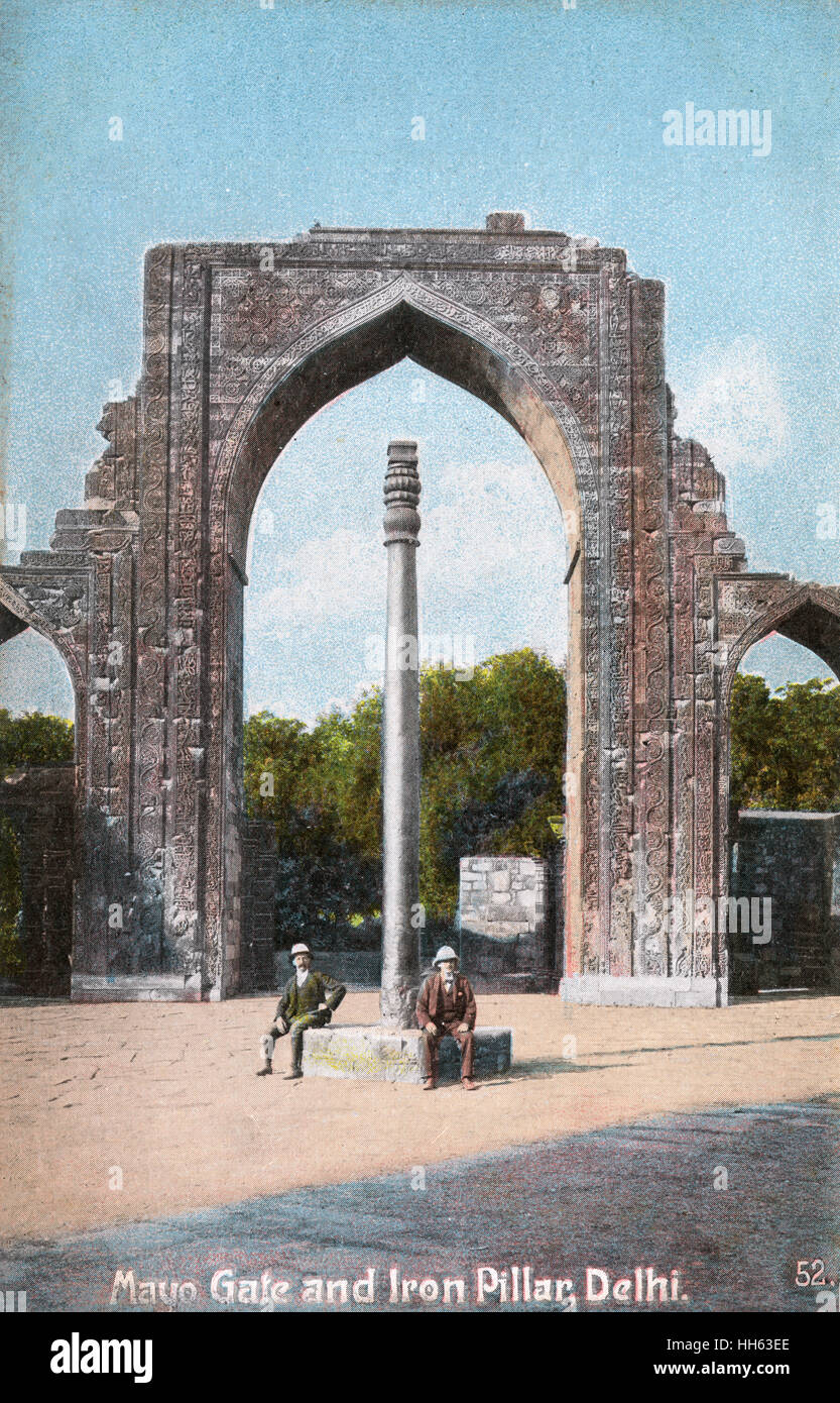 Porte Mayo et pilier de fer, Delhi, Inde Banque D'Images