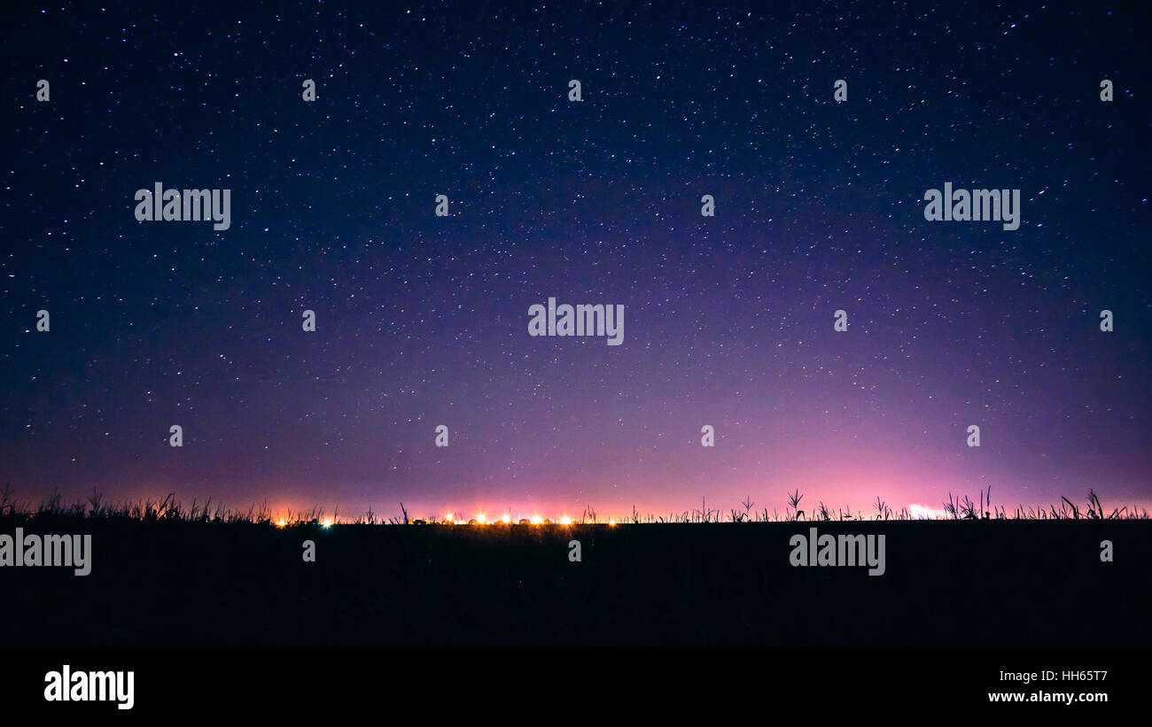 Ciel étoilé De Nuit Au Dessus De La Ville Jaune Sallume