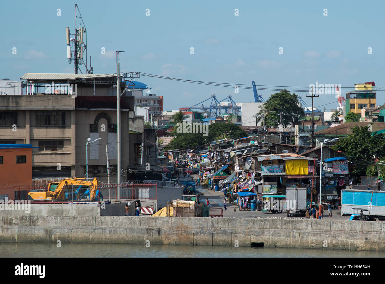 Quartier bondé à côté de la rivière Pasig et Fort Santiago, à Manille, Philippines Banque D'Images