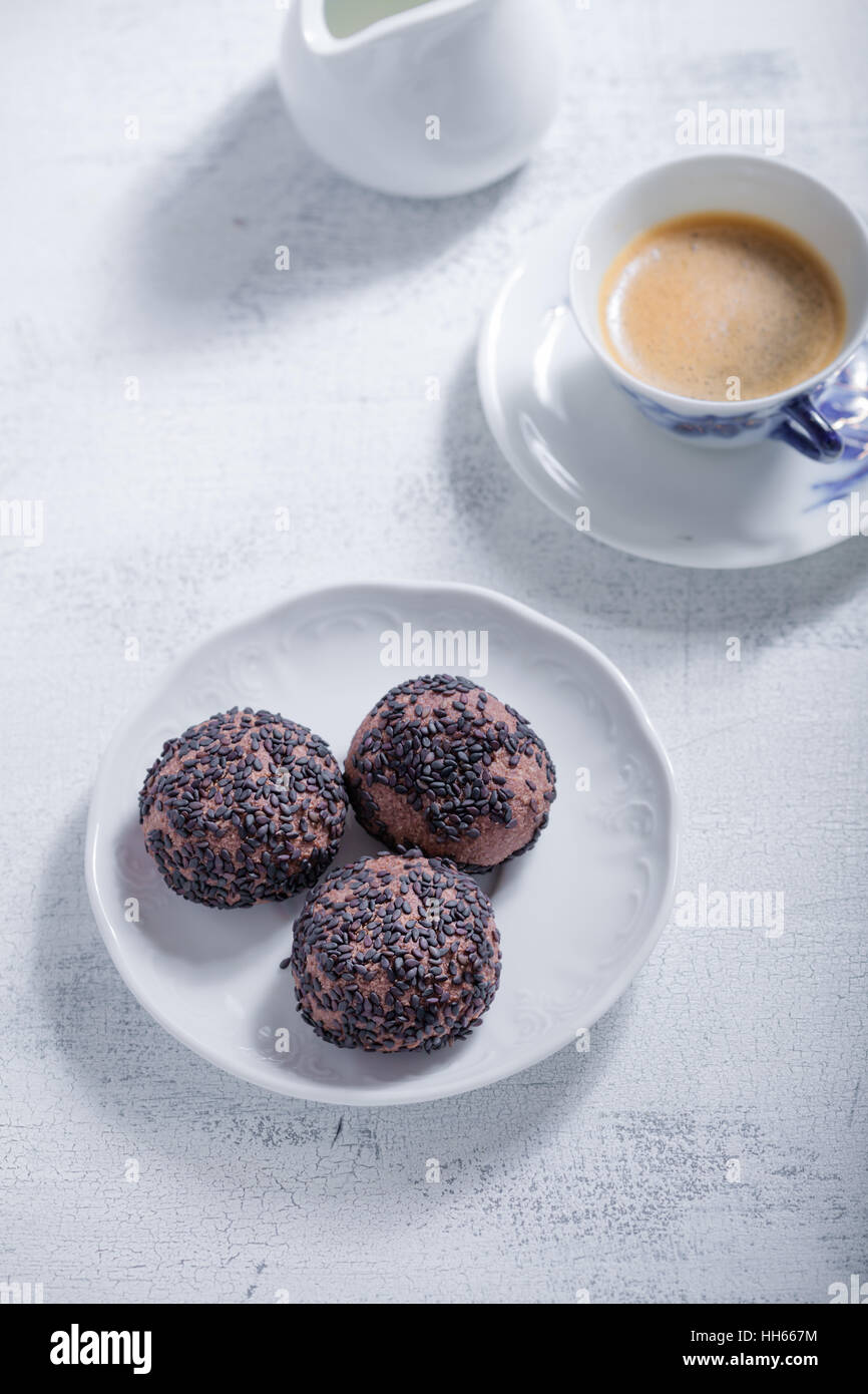 Biscuits aux amandes avec du chocolat et du café. Farine sans gluten. Banque D'Images