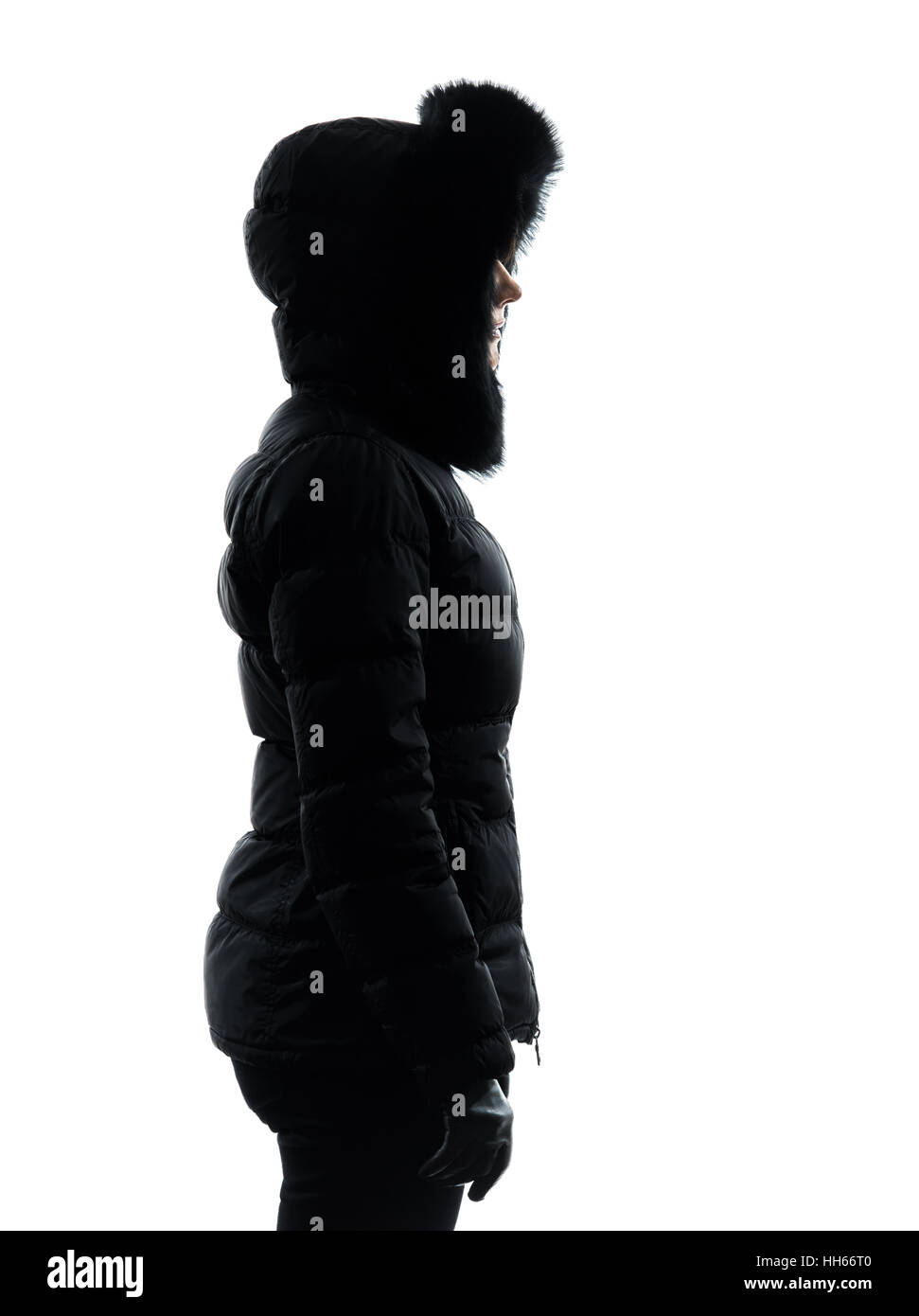 Une femme en manteau d'hiver profil permanent grave silhouette sur fond blanc Banque D'Images