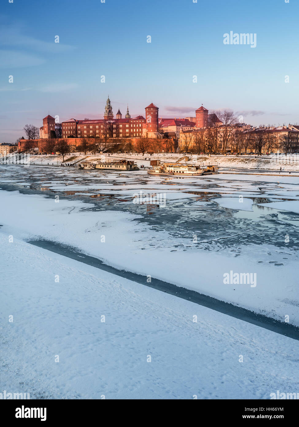 Château Royal de Wawel en hiver avec banquise sur la Vistule, Cracovie - Pologne Banque D'Images