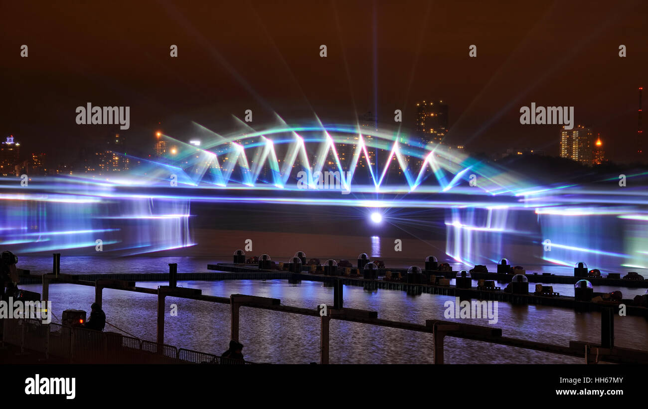 Projection de lumière du pont du détroit de Kertch Krylatskoye sur Canal d'Aviron.Cercle de lumière Festival à Moscou, Russie. Banque D'Images