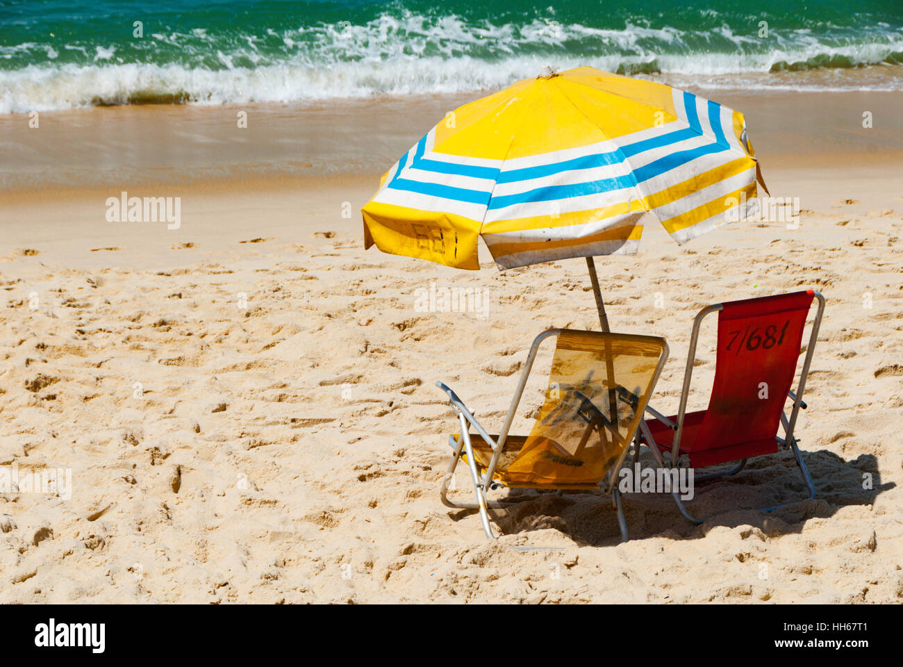 Chaises et parasol sur une plage, à Rio de Janeiro, Brésil Banque D'Images