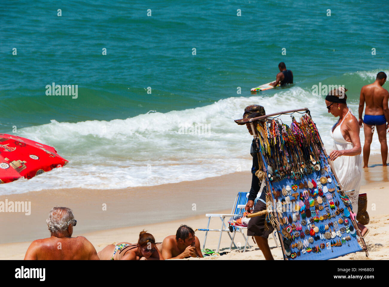 Les gens sur une plage, à Rio de Janeiro, Brésil Banque D'Images