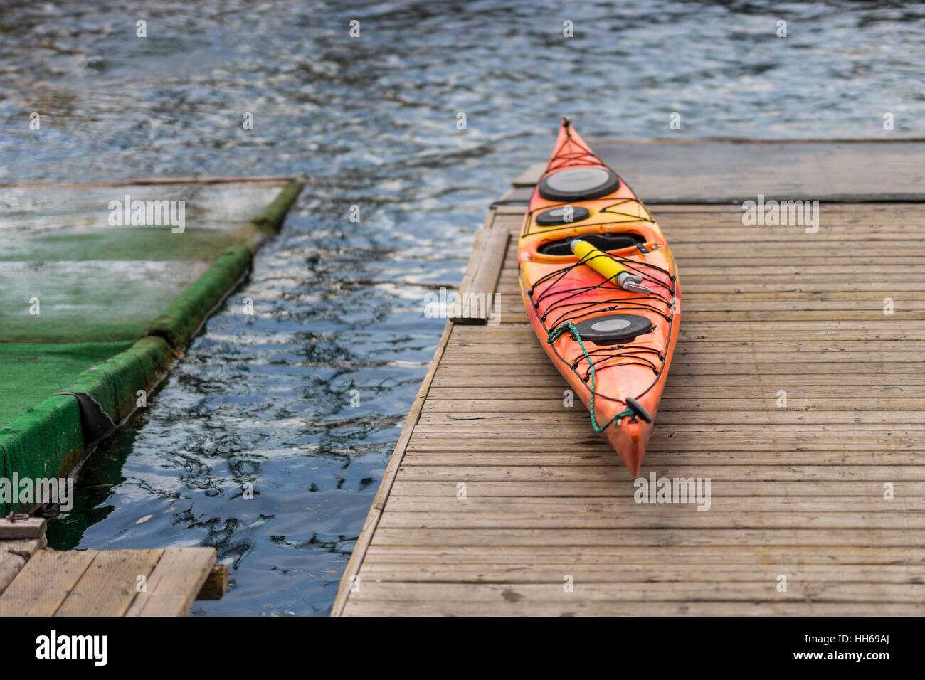 Canoës et kayaks colorés par le lac sur une journée ensoleillée. Utilisé pour l'été et le sport de loisirs nautiques activités sur l'eau. Banque D'Images