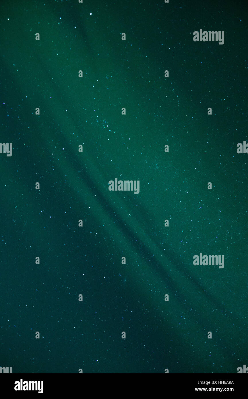 Photo verticale de la Northern Lights sur le parc national de Thingvellir en Islande Banque D'Images