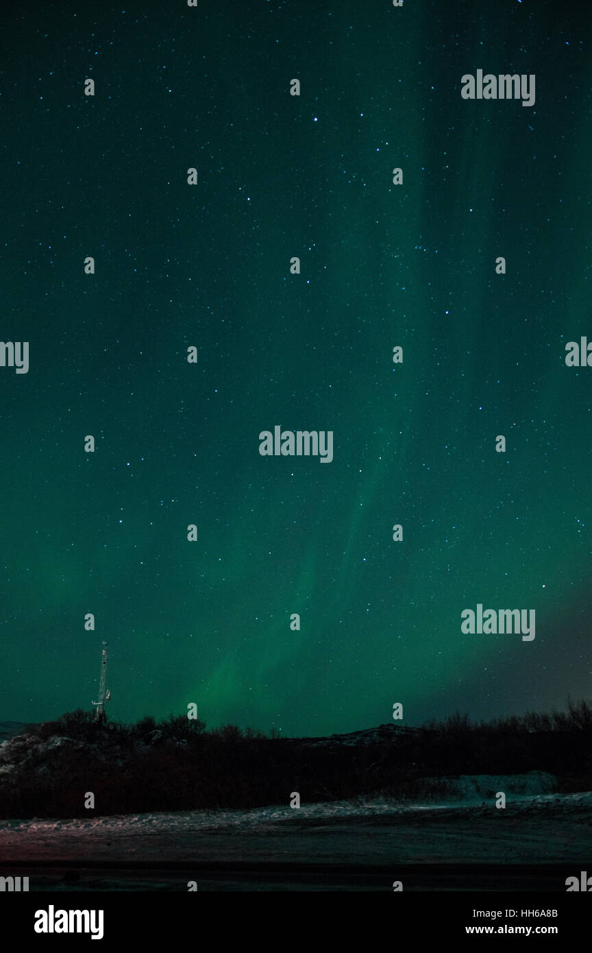 Photo verticale de la Northern Lights sur le parc national de Thingvellir en Islande Banque D'Images