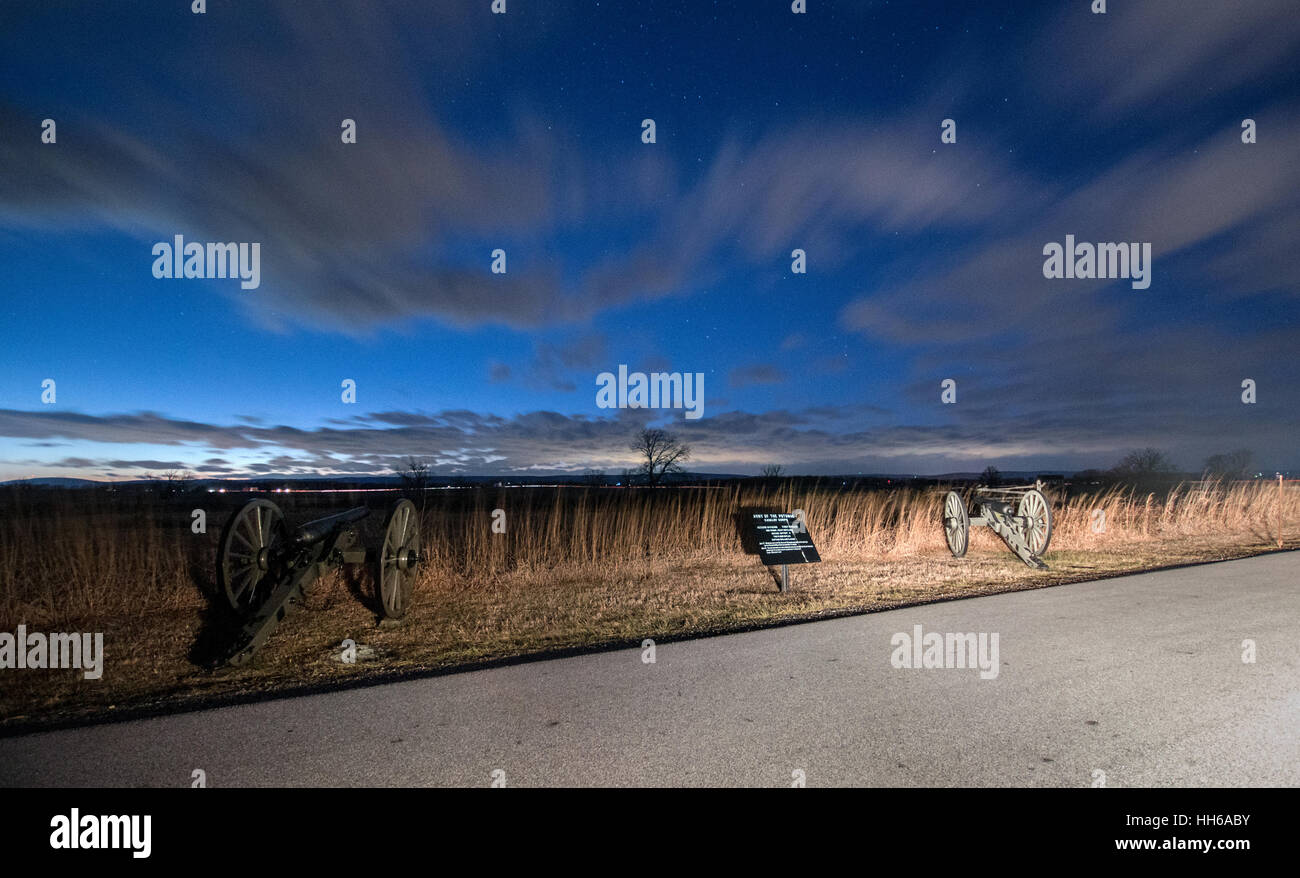 L'exposition longue photo de nuages sur le champ de bataille de Gettysburg de nuit. Banque D'Images