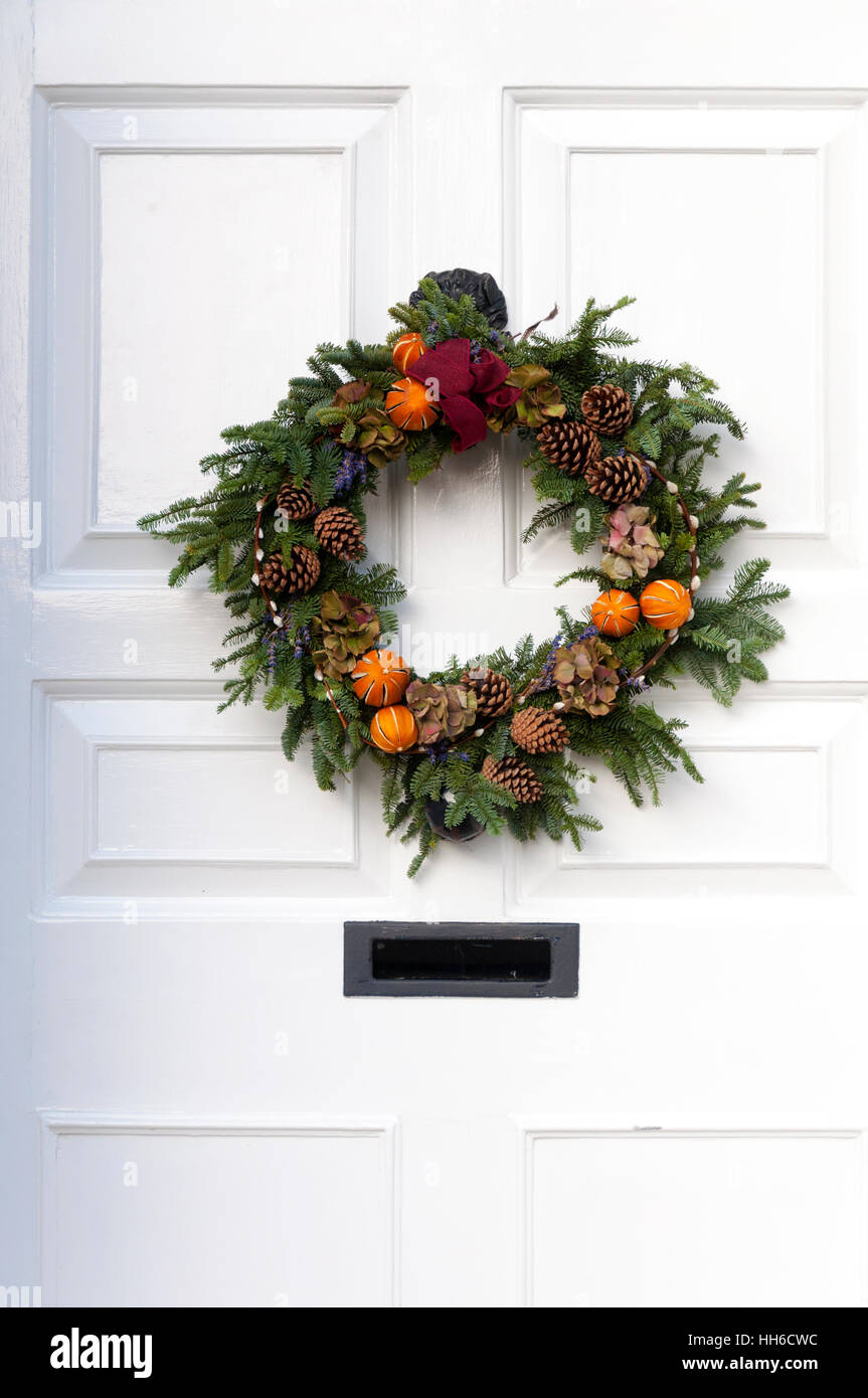Couronne de Noël sur porte avant Banque D'Images