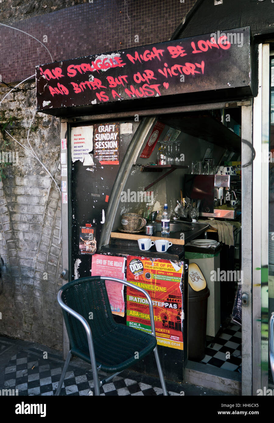 Café de la rue à Brixton à arches sous la menace de démolition Banque D'Images