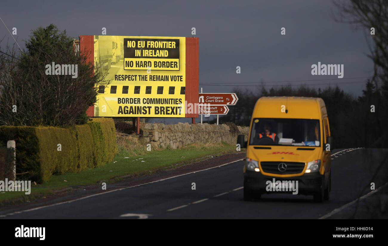 Un camion de livraison passe par un Brexit billboard dans Globe, Co. Armagh, sur le côté nord de la frontière entre l'Irlande du Nord et la République d'Irlande, en tant que premier ministre Theresa May a dit que le maintien de la zone de voyage commune entre le Royaume-Uni et République d'Irlande sera une priorité de l'UE dans les pourparlers sur le divorce. Banque D'Images