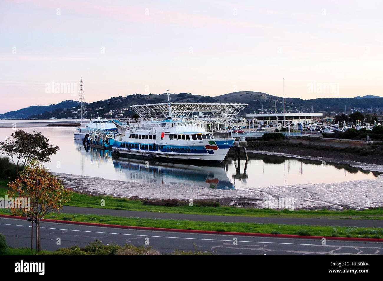 Coucher de soleil sur le terminal de ferries de Larkspur (bateaux à San Francisco), l'établissement Larkspur Landing, comté de Marin, en Californie. Banque D'Images