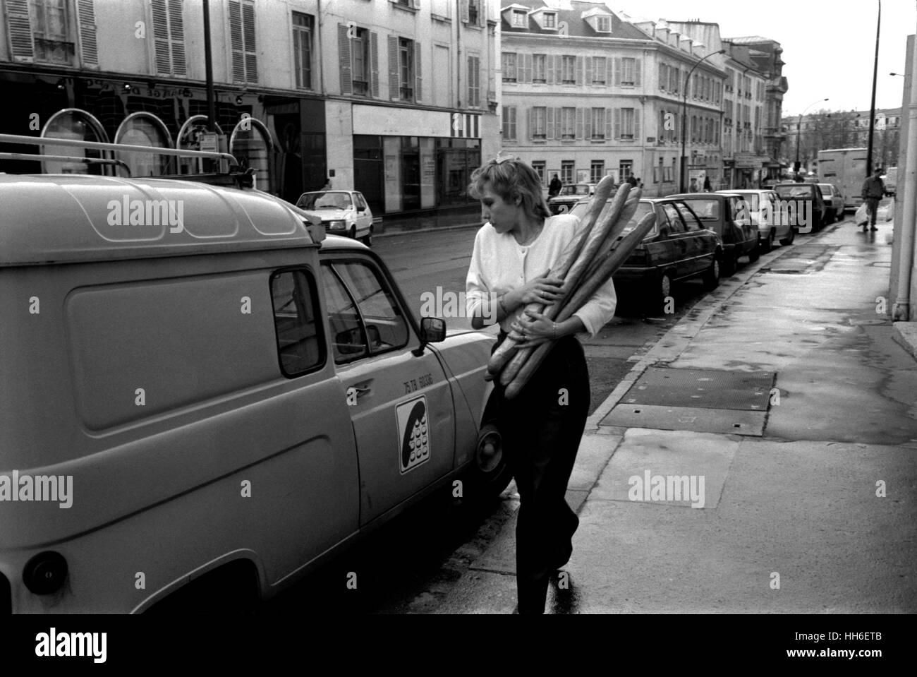 AJAXNETPHOTO. VERSAILLES, FRANCE. - FEMME AVEC ARMURE DE PAINS TRADITIONNELS DE BAGUETTES FRANÇAISES. PHOTO : JONATHAN EASTLAND/AJAX REF:9004 22 Banque D'Images