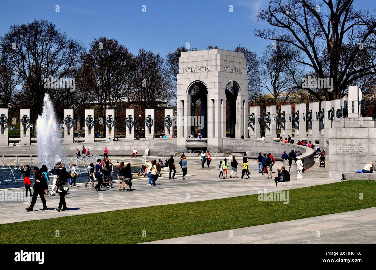 Washington, DC - 10 Avril 2014 : World War Memorial Deux avec pavillon Atlantique et stèles gravées avec les noms de chacun des 50 États des États-Unis Banque D'Images