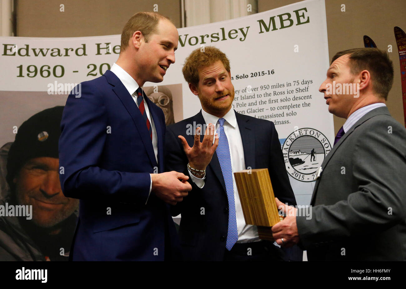 Le duc de Cambridge (à gauche) et le prince Harry (centre) parler avec Alan Robinson comme ils assister à la première cérémonie de remise des prix au Fonds d'Endeavour la Royal Geographical Society de Londres qui met à l'oeuvre à partir de l'année écoulée, et célèbre l'excellence par l'attribution des prix à des personnes exceptionnelles qui ont excellé dans leur tâche spéciale défis sportifs. Banque D'Images