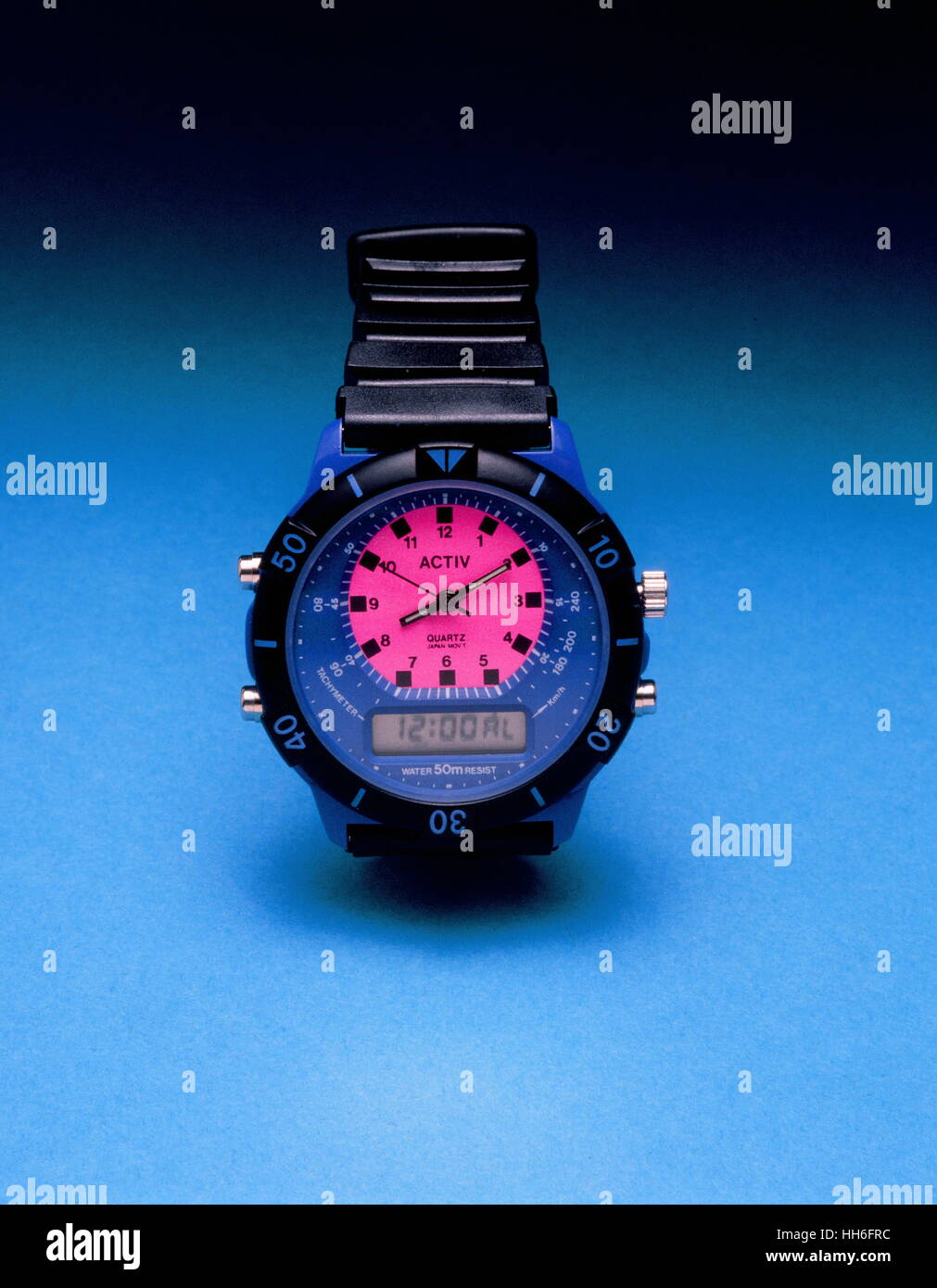 La photographie de studio still life Watch montre de sport fond bleu pack shot Banque D'Images